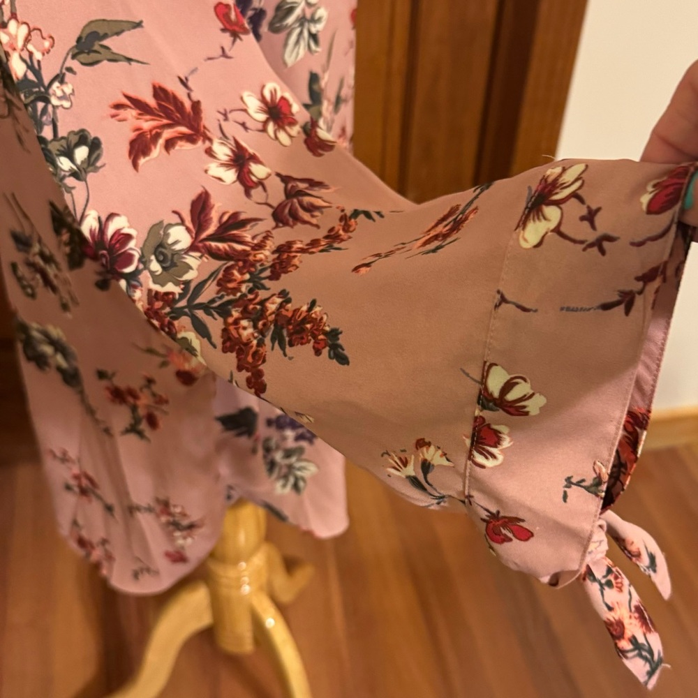Zac & Rachel Women’s 3X coral pink with flowers blouse. EUC ties at the wrists. - Picture 2 of 6